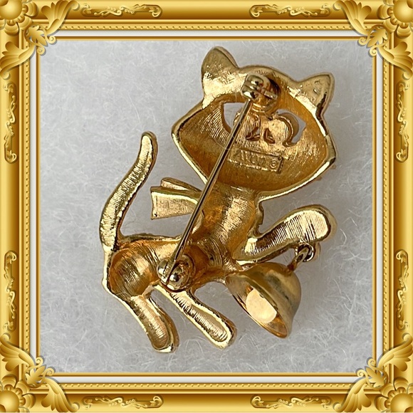 💕Beautiful Vintage Gold Tone Avon Kitty Pin with Bell💕 - Picture 4 of 4